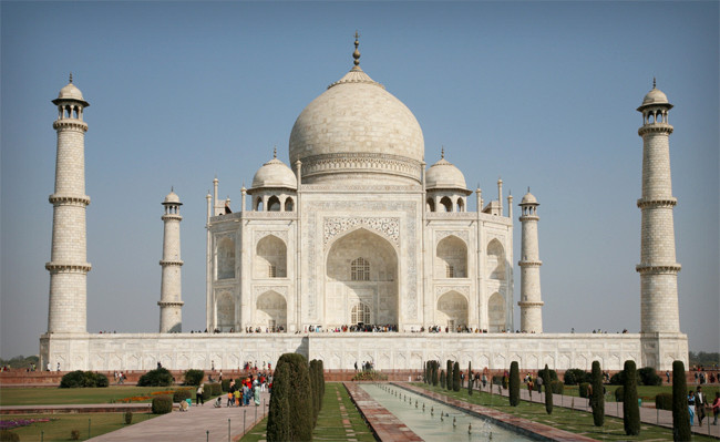 Мавзолей Тадж-Махал из белого мрамора - величайший пример исламской архитектуры