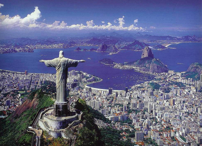 Статуя Христа-Искупителя высотой 38 метров находится на вершине горы Корковадо, в Рио-де-Жанейро