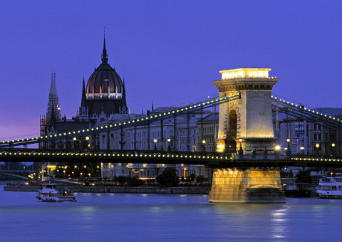 Вид на мост Сечени, на заднем плане здание венгерского парламента