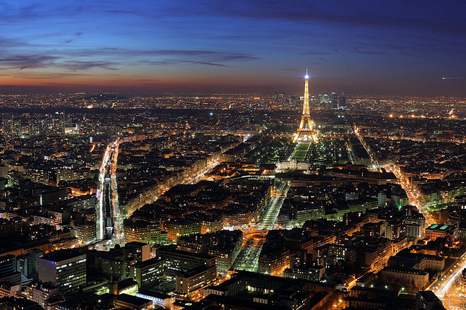 Панорама вечернего Парижа, вид на Эйфелеву башню