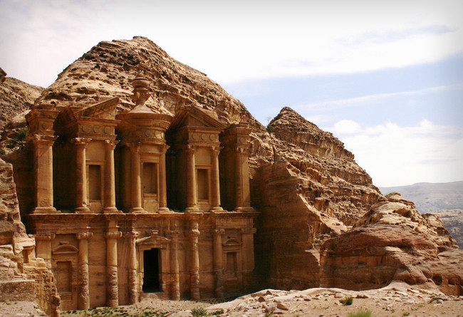 Древний город Петра, высеченный в скале, расположен на территории современной Иордании