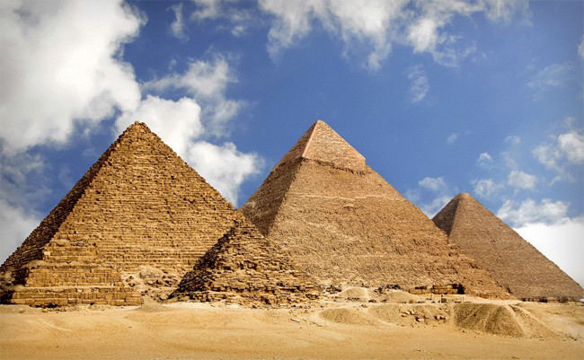 Пирамиды Гизы в Египте - единственное уцелевшее из 7 чудес света древнего мира
