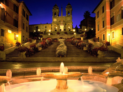 Площадь Испании в центре Рима, вид на Испанскую лестницу