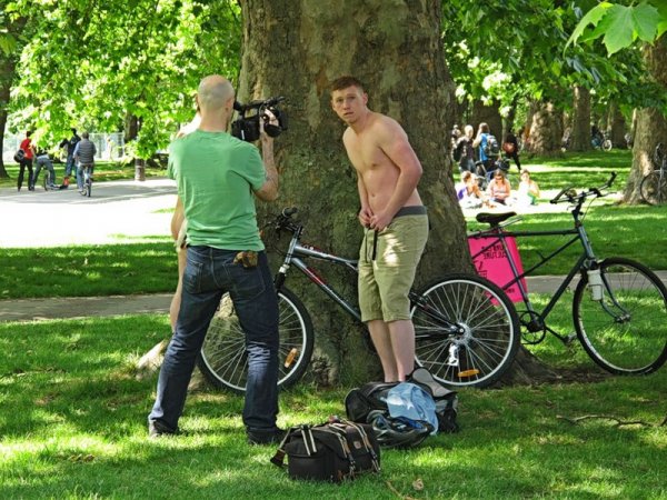 Британец раздевается чтобы прогатиться голым на велосипеде.jpg