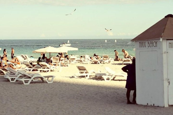 Nikki Beach на Оушн-драйв – клуб, ставший брендом благодаря танцам на песке, моделям в микроскопических бикини, скачущим на белоснежных кроватях с шампанским в руках, и закатам, незаметно перетекающим в рассветы