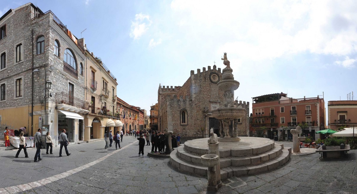 Главная площадь Таормины (piazza del Duomo) и кафедральный собор XIII века.jpg