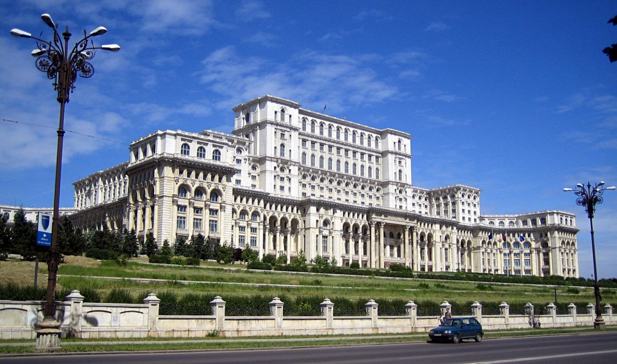 Дворец Парламента - второе по величине административное здание в мире после Пентагона.jpg